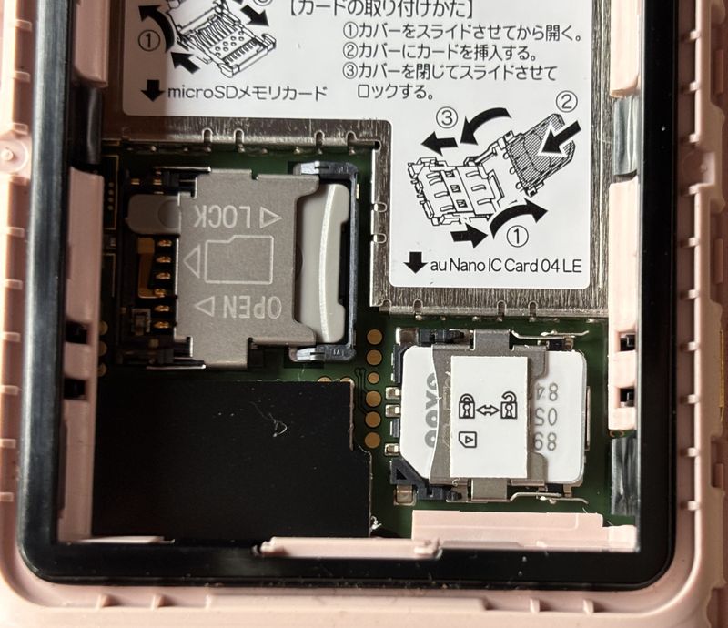 京セラ KYF36の電池パックを外したところ。SIMカードスロットが見える