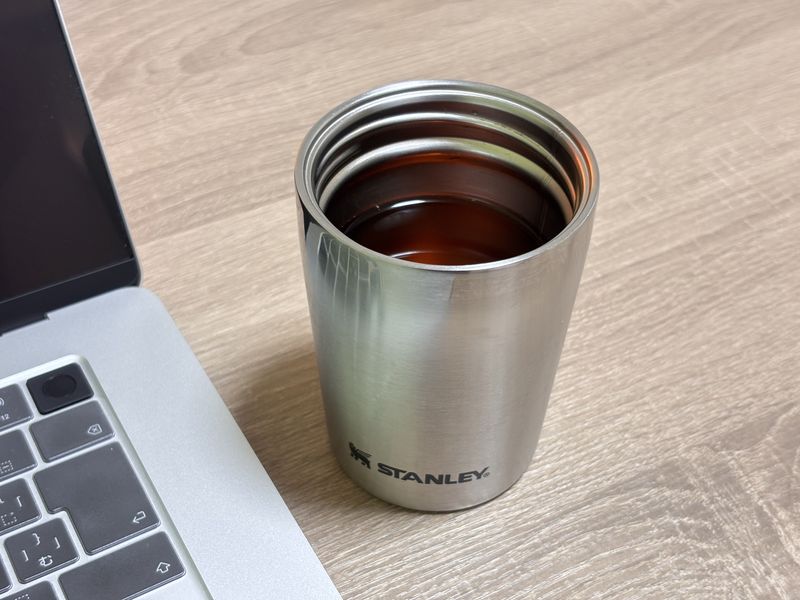 STANLEY 真空マグ 0.23L PCの傍らで使っているところ