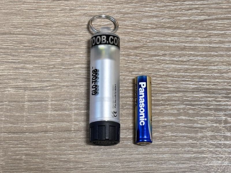 GLO-TOOBと単4電池を並べた比較写真。長さ約75mm、直径約19mm(筆者実測)