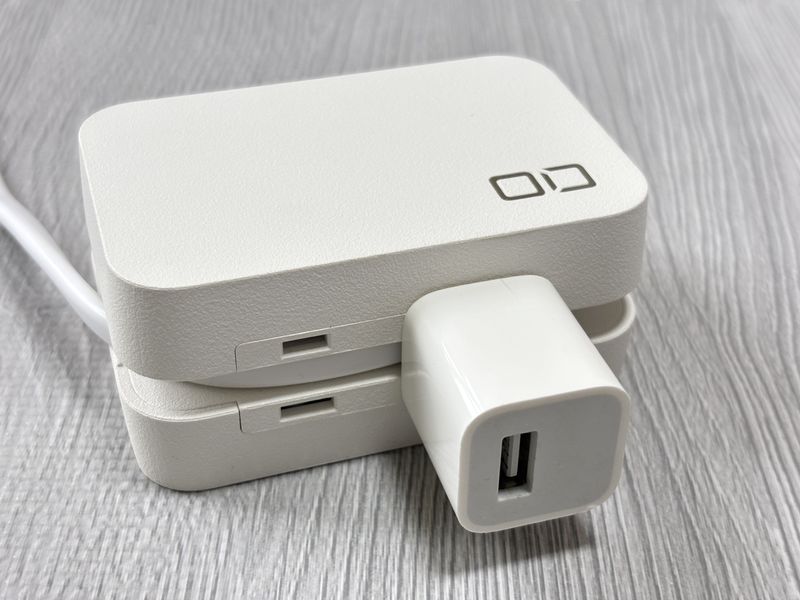CIO Polaris CUBEのコンセント口にUSB充電器を接続してUSB-Aポートを増設している様子