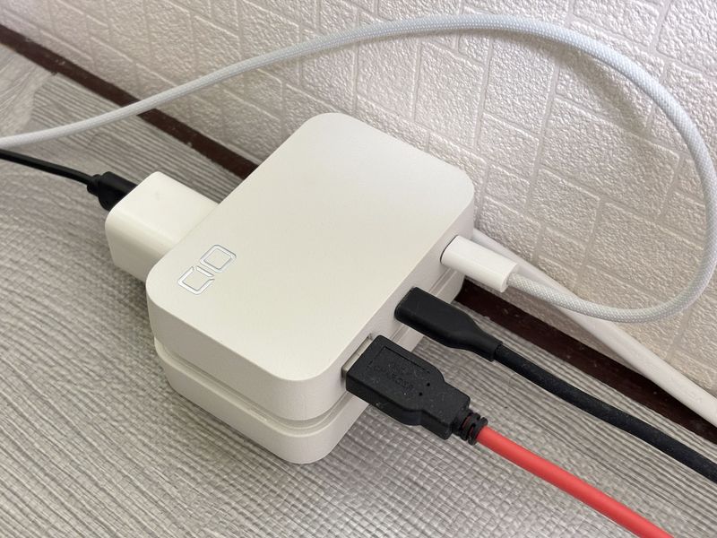 CIO Polaris CUBE Built in CABLEを複数機器に接続して使用している様子