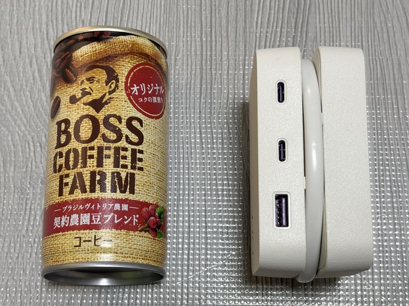 CIO Polaris CUBE Built in CABLEと缶コーヒーの大きさ比較（側面から見た様子）