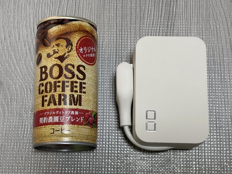 CIO Polaris CUBE Built in CABLEと缶コーヒーの大きさ比較（上面から見た様子）