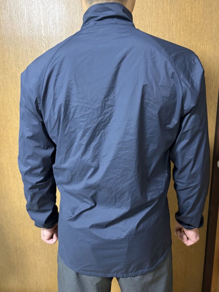身長162cm・Sサイズ着用時のモンベル U.L.ストレッチ ウインドジャケット(背面)