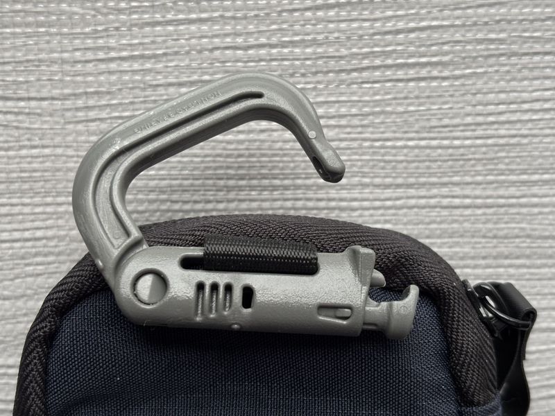 ALPAKA HUB POUCH PROにグリムロックを取り付けた状態 取り出しやすさを高めるアクセサリー