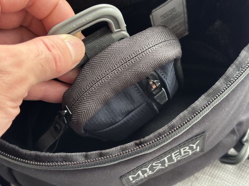 グリムロックを取り付けたALPAKA HUB POUCH PROを取り出す様子 シンプリストEDCポーチ