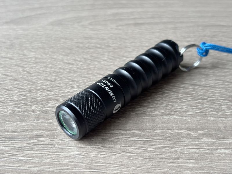 LUMINTOP EDC01 の本体全体が写った写真