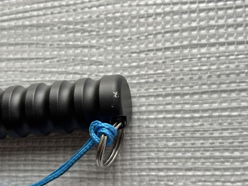 コンクリートに落とした際についた LUMINTOP EDC01 のテール部分の小さな傷