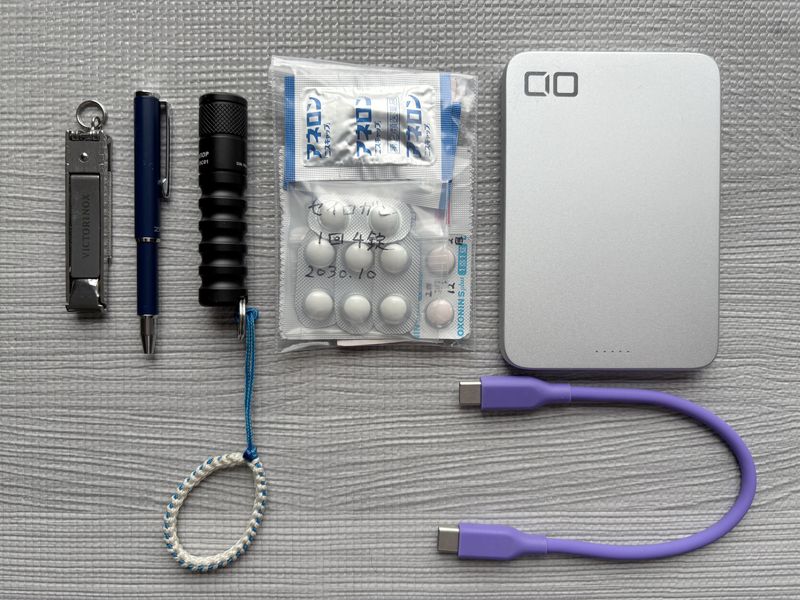 セカンダリーEDCポーチの中身 全アイテムを並べた俯瞰写真 シンプリストの持ち物構成