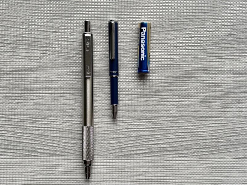 ZEBRA SL-F1 コンパクトボールペン F-xMDや単4電池と並べたサイズ比較 収納性が高い