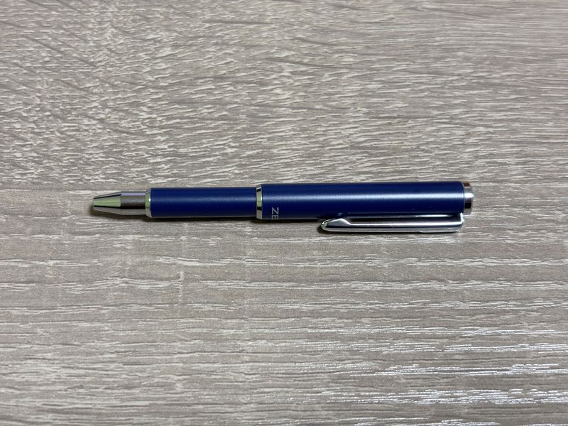 ZEBRA SL-F1 mini ボールペンの収納状態。コンパクトな本体全体が分かる外観写真。