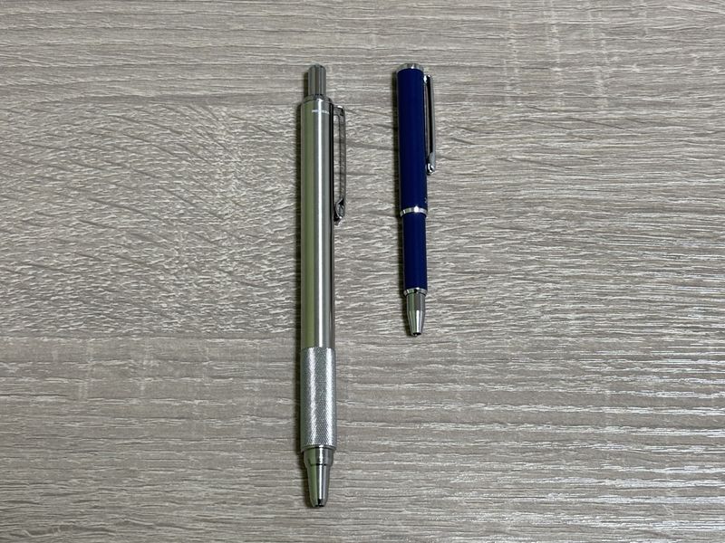 ZEBRA SL-F1 miniとZEBRA F-xMDのサイズ比較写真。コンパクトなSL-F1 miniの小ささが分かる構図。