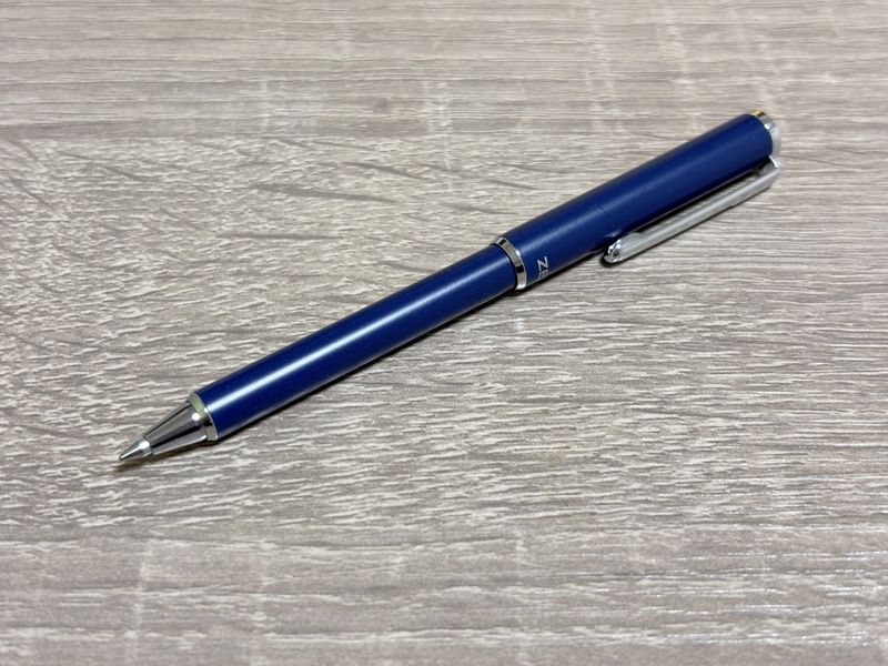 ZEBRA SL-F1 mini を伸ばした状態の写真。筆記時の長さとデザインが分かる外観。