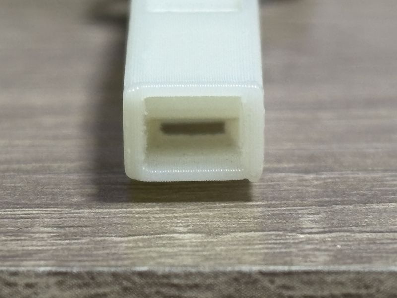 MIYAGEN 3D WHISTLE 2g with GLOWの吹き口形状。3Dプリントによる内部構造が分かるアップ。