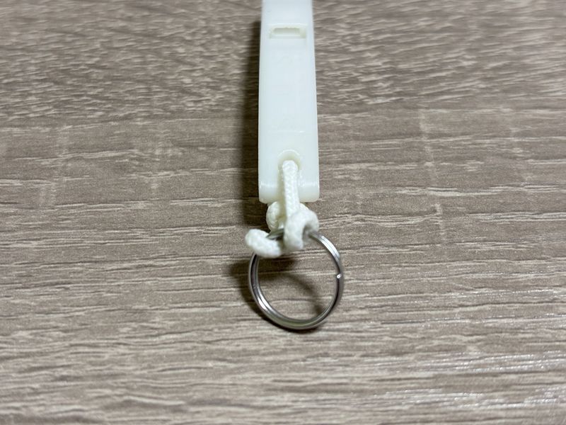 MIYAGEN 3D WHISTLE 2g with GLOWのストラップ取り付け部。コードとキーリングを通した携行方法。