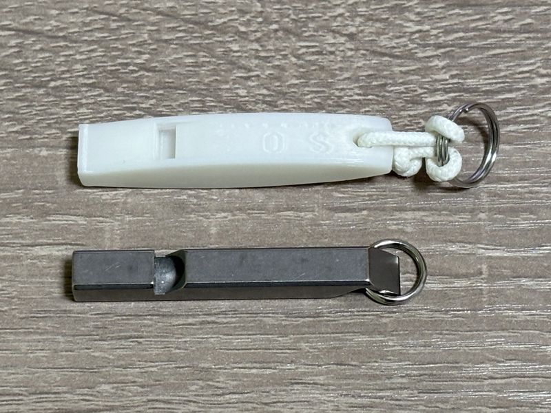 MIYAGEN 3D WHISTLE 2g with GLOW(上)とチタン製ホイッスル(下)の比較。形状とサイズ感の違い。