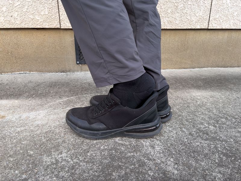 子どもを抱っこしたままでも脱ぎやすい靴の動作イメージ