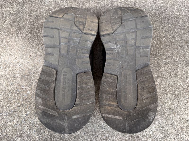 通勤で使い続けた靴のソールに出たかかとの摩耗