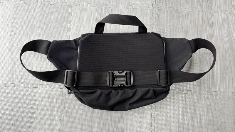 USA製ヒップモンキー(2023年モデル)のストラップ収納前の背面