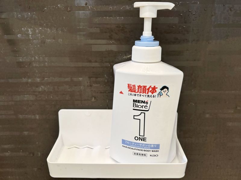 マグネット収納にメンズビオレONEを1本だけ置いた浴室の様子