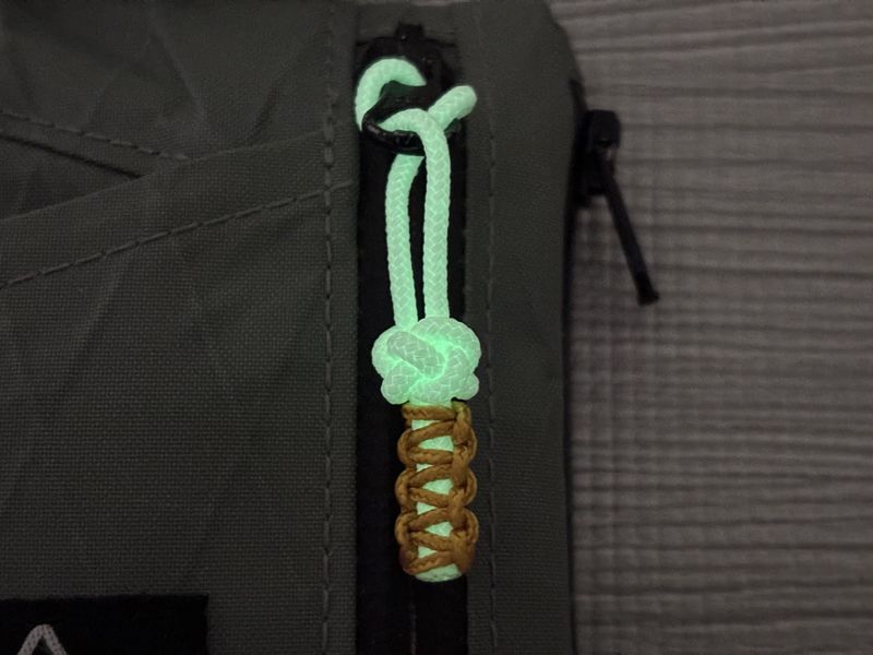 停電時の目印になる蓄光のジッパータブ（EDCポーチ）