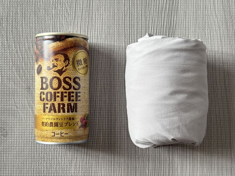 山と道 UL Shirt 収納サイズ比較（缶コーヒーとの比較）