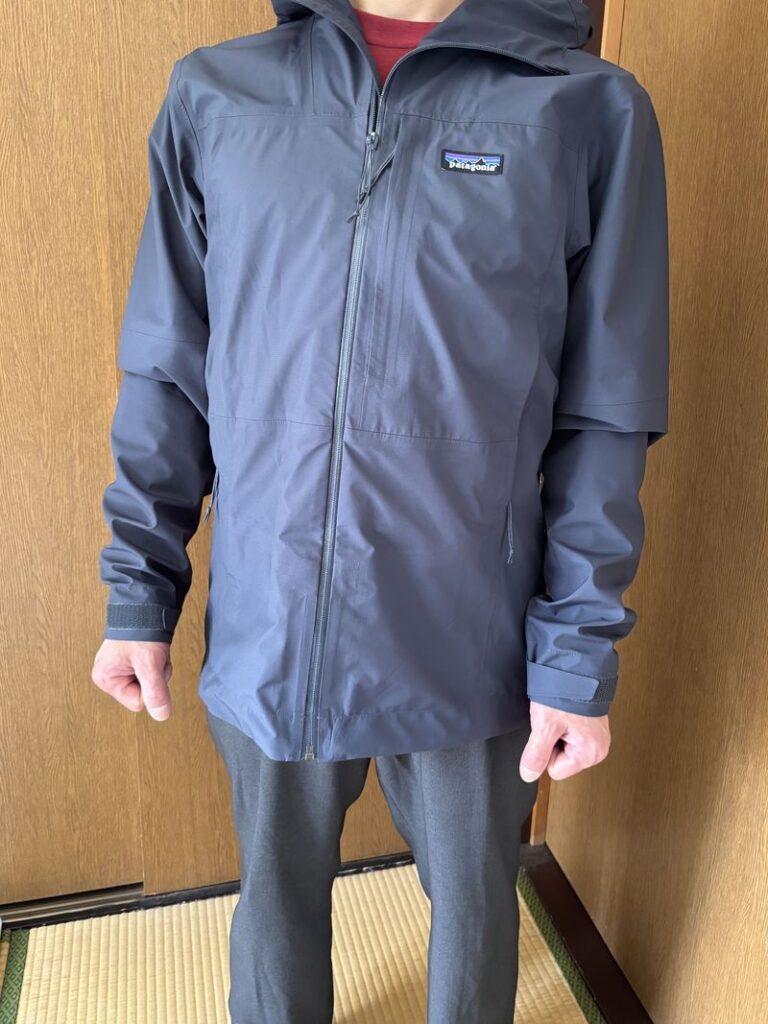 感動イージーパンツ レインジャケット コーデ きれいめカジュアル