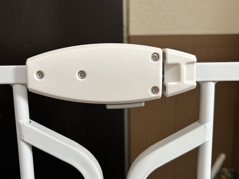 ベビーゲートのロック部分の構造(扉付きタイプの安全機構)