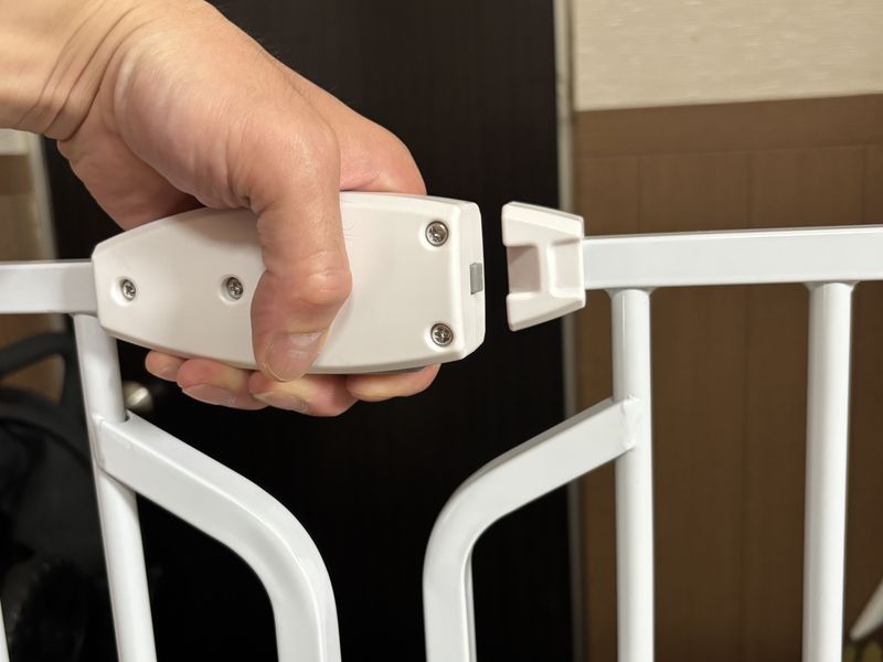 ベビーゲートの開け方(ボタンを押して持ち上げる操作方法)