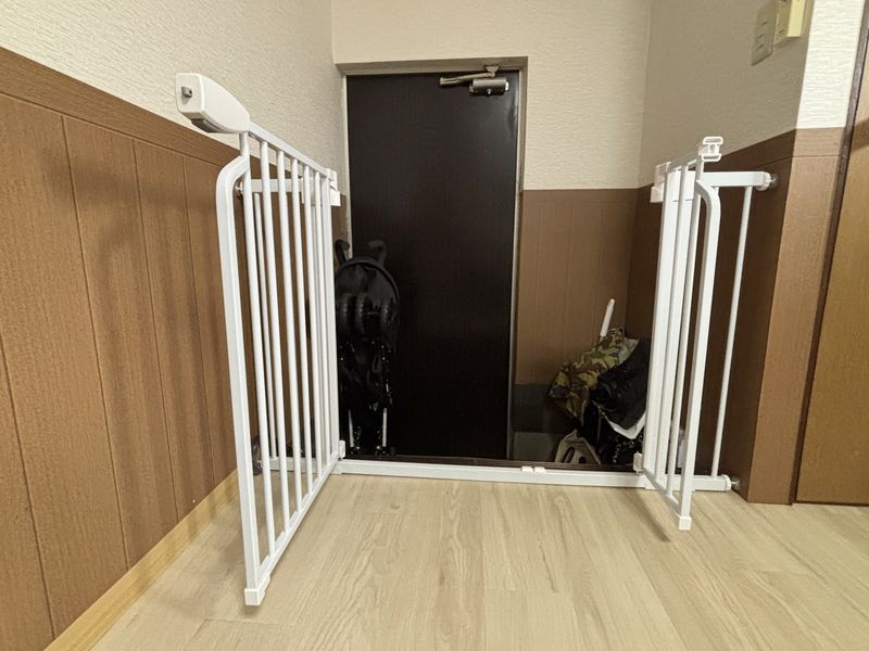 ベビーゲートの扉を開けた状態(出入りしやすい構造)