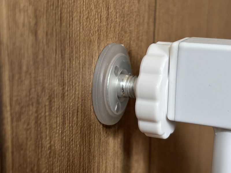 ベビーゲートの突っ張り部分(樹脂パーツで壁を傷つけにくい構造)