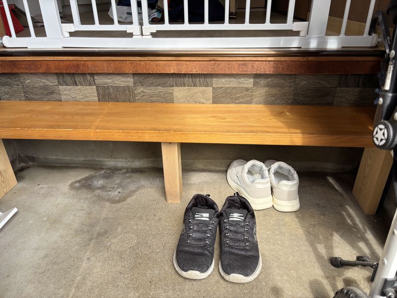 玄関の段差と設置したベビーゲート(転落防止対策の様子)