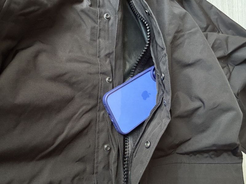 ECWCSパーカー 内ポケットにスマートフォンを収納