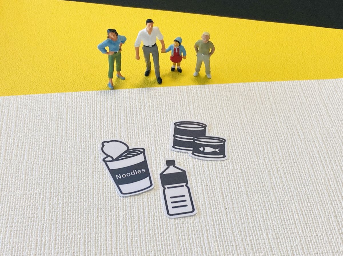 家族と非常食のイラストで表現されたローリングストックのイメージ