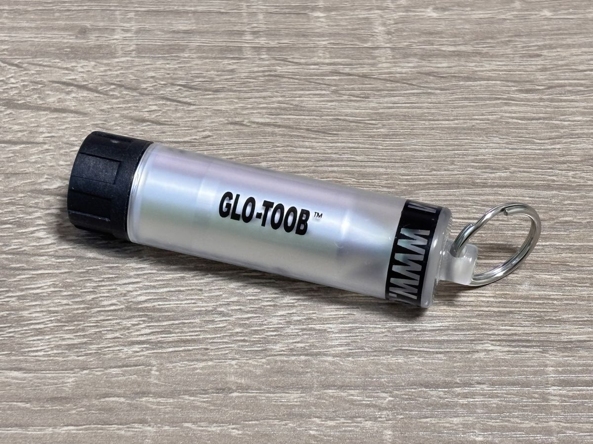GLO-TOOB白色モデルの本体外観。防災ライトとして使えるコンパクトなLEDマーカーライト