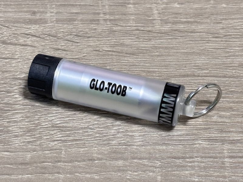 GLO-TOOB白色モデルの本体外観。やや傾いた状態で正面から撮影した様子
