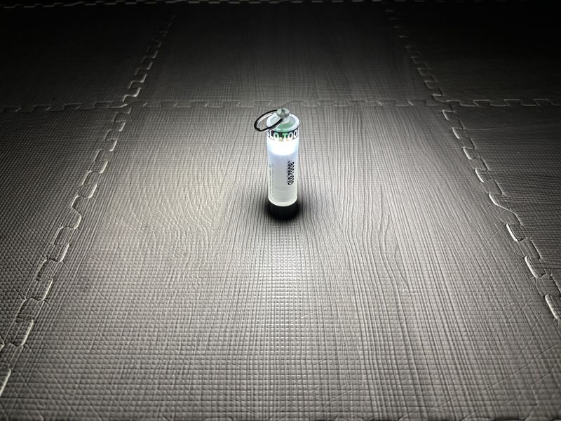 暗所で点灯したGLO-TOOBの光が360度に広がる様子