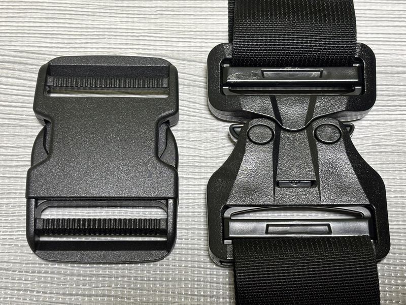 Mystery Ranch ヒップモンキー2の純正バックルと樹脂製コブラバックルを並べて比較した写真