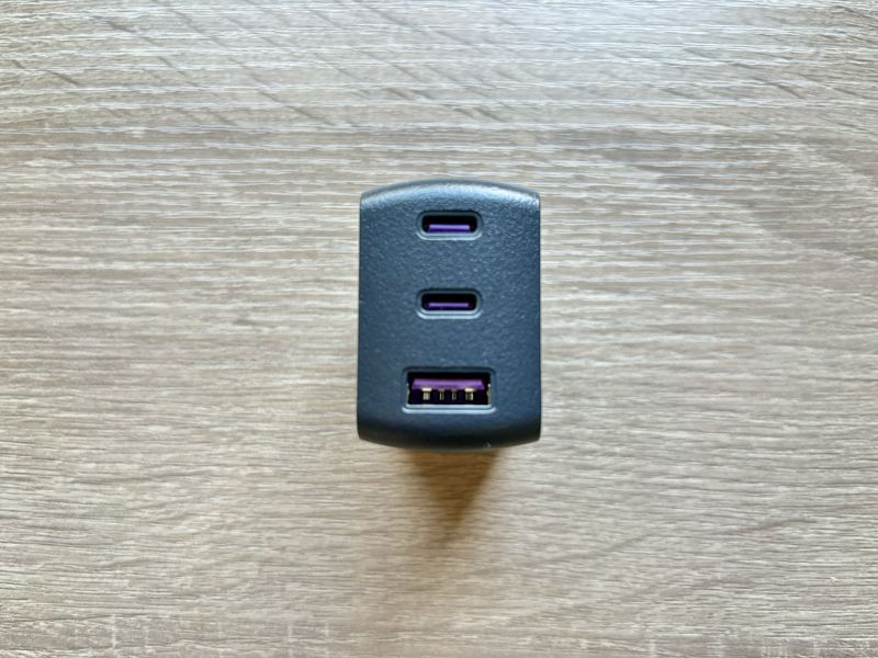 CIO NovaPort TRIOの正面。USB-Cポート2つとUSB-Aポート1つを搭載