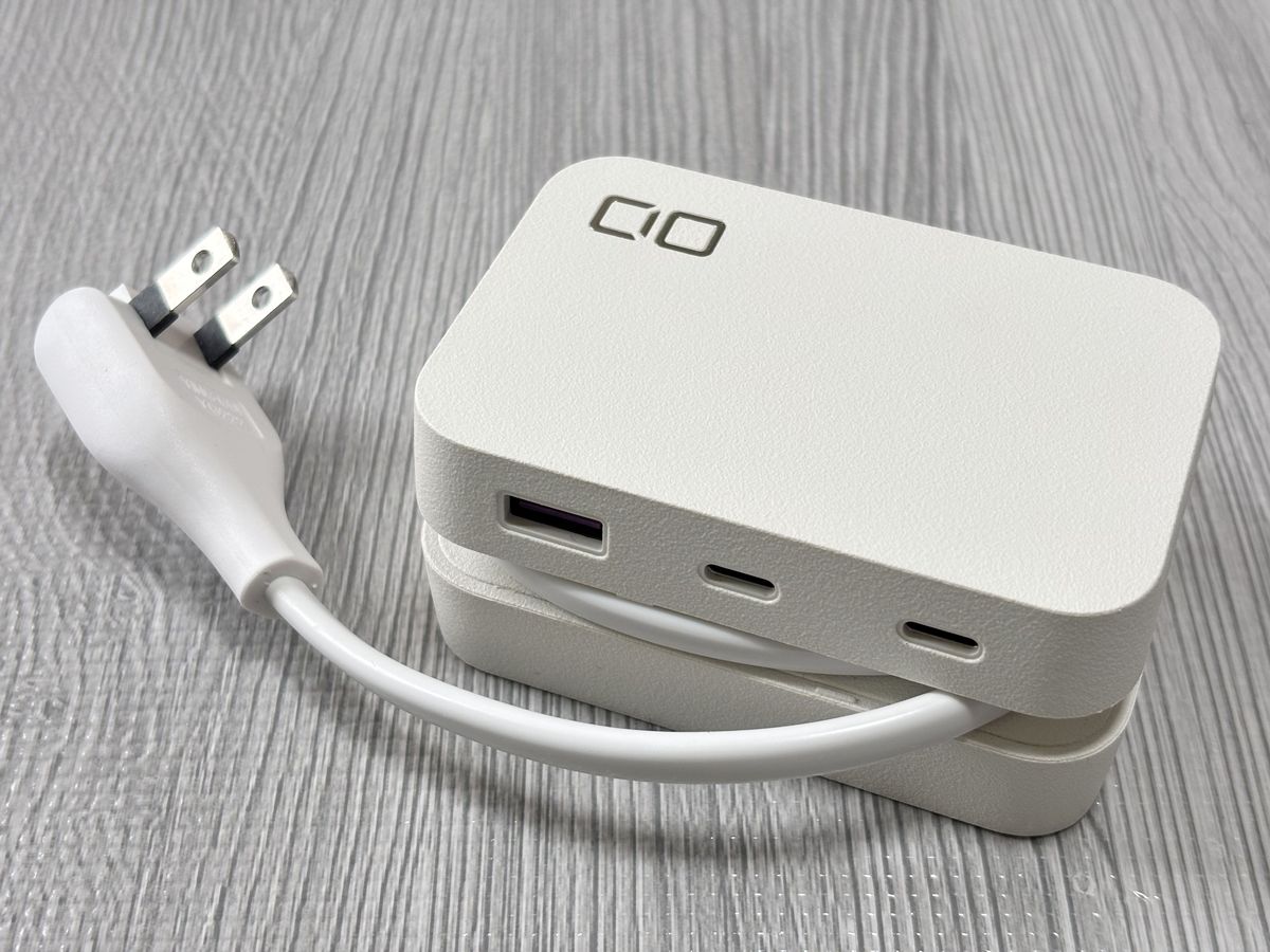 CIO Polaris CUBE Built in CABLEの本体外観。USBポートと電源プラグが見える角度から撮影