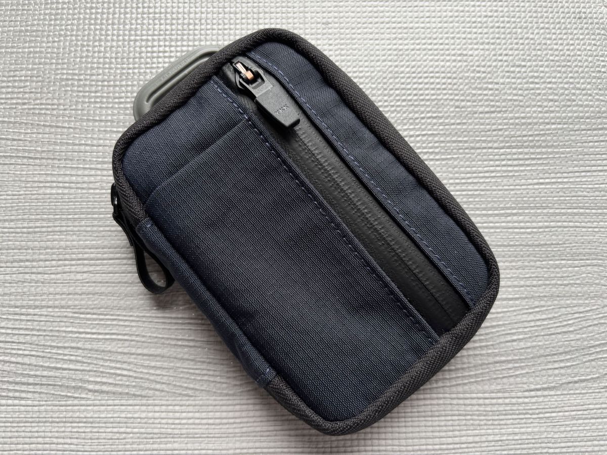 ALPAKA HUB POUCH PRO JAPAN EDITION AXOFLUX ネイビー素材を使用したセカンダリーEDCポーチの外観 シンプリストの持ち物構成