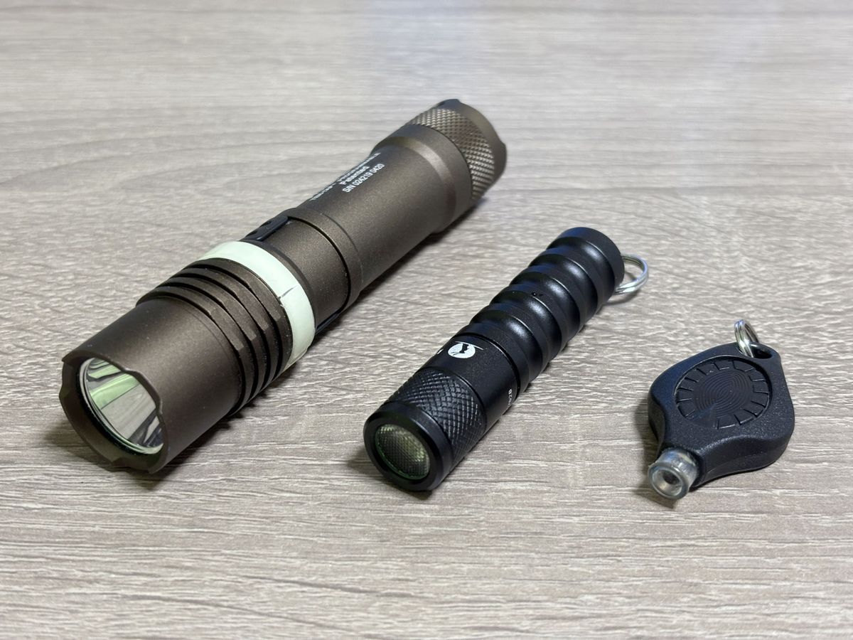 ライト3本の使い分けを示す写真（ストリームライト1L-1AA、LUMINTOP EDC01、フォトンフリーダムプラス）