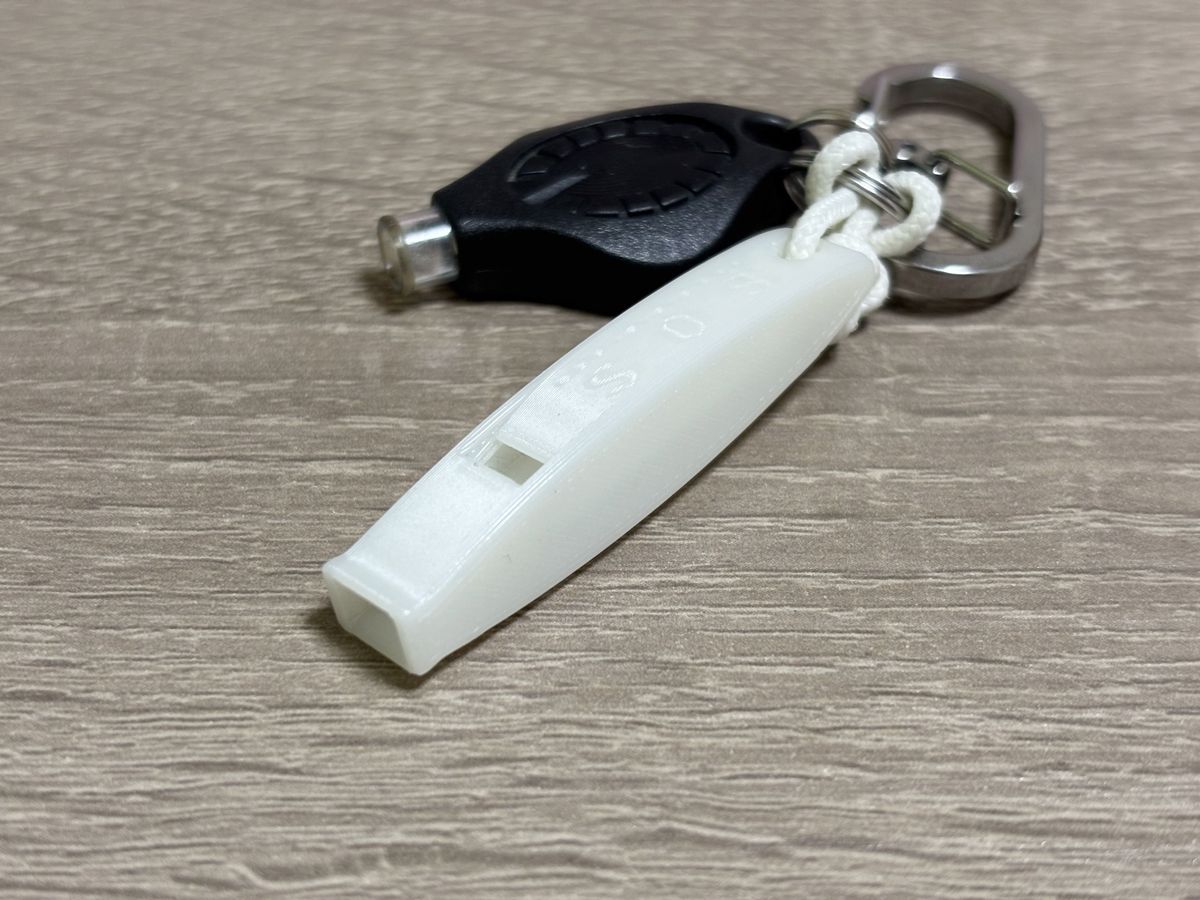 鍵に取り付けたMIYAGEN 3D WHISTLE 2g with GLOW。日常のEDCとして携行している様子。