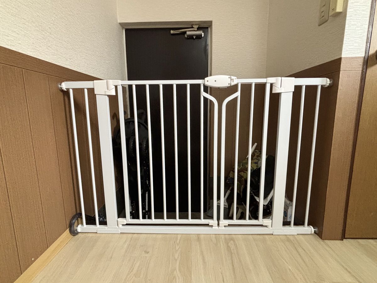 玄関に設置した扉付きベビーゲート（幅124cm対応の転落防止対策）