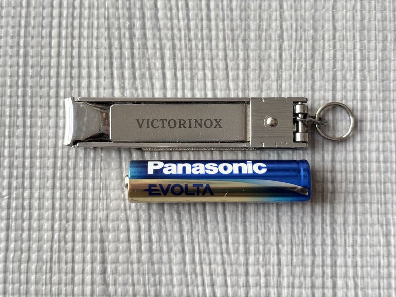 ビクトリノックス ネイルクリッパー 8.2055.CB と単4電池の大きさ比較 折りたたみ時のコンパクトさ