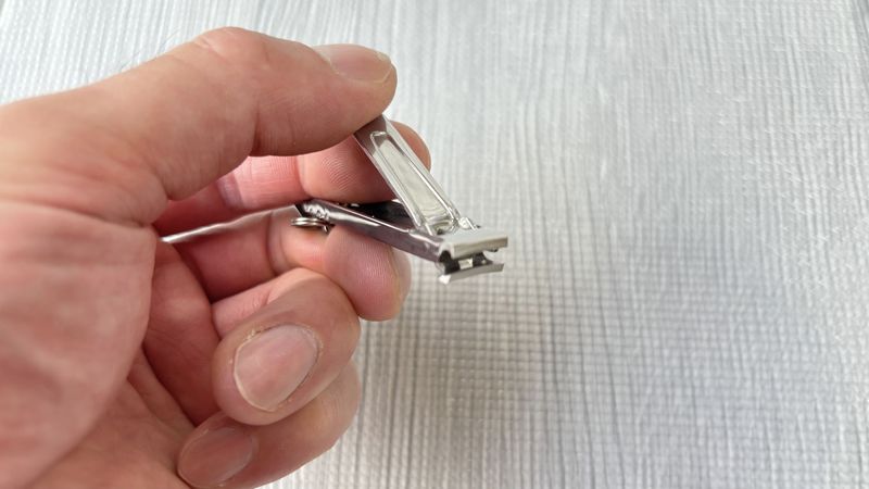 ビクトリノックス ネイルクリッパー 8.2055.CB を手に持ったところ 折りたたみ式の操作イメージ