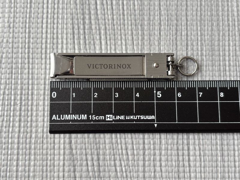 ビクトリノックス ネイルクリッパー 8.2055.CB を定規と並べたサイズ比較 本体約59mm