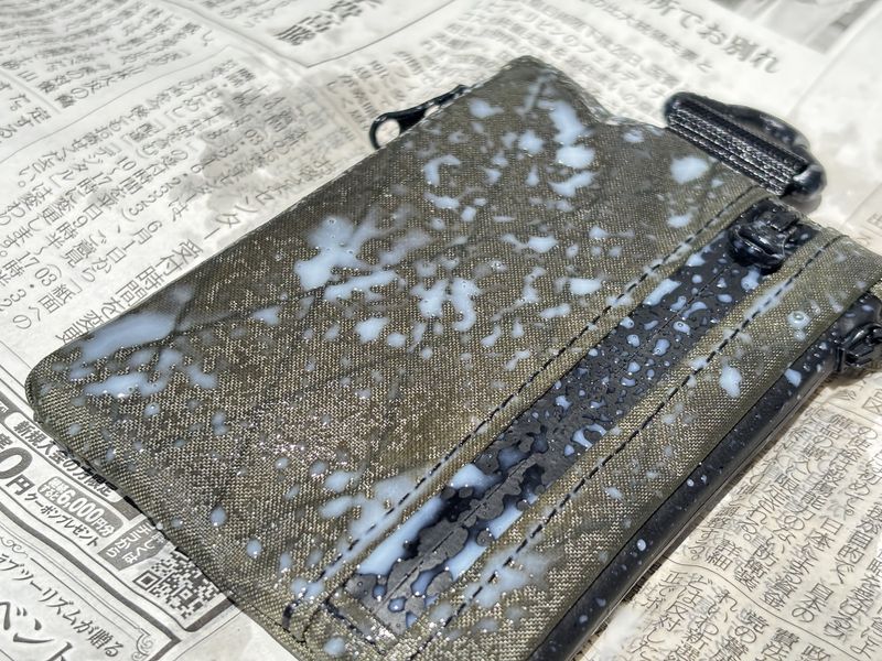 撥水剤を吹きかけたEDCポーチの生地