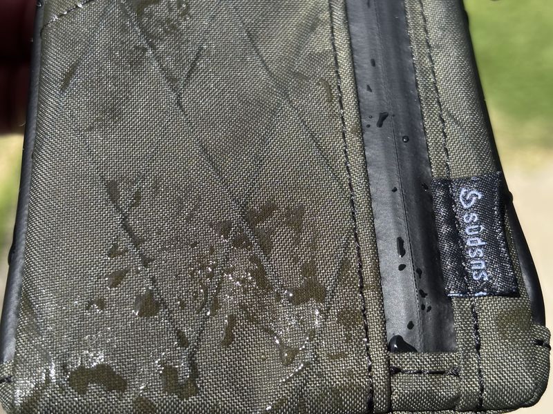 撥水加工の前に濡らしたEDCポーチの生地