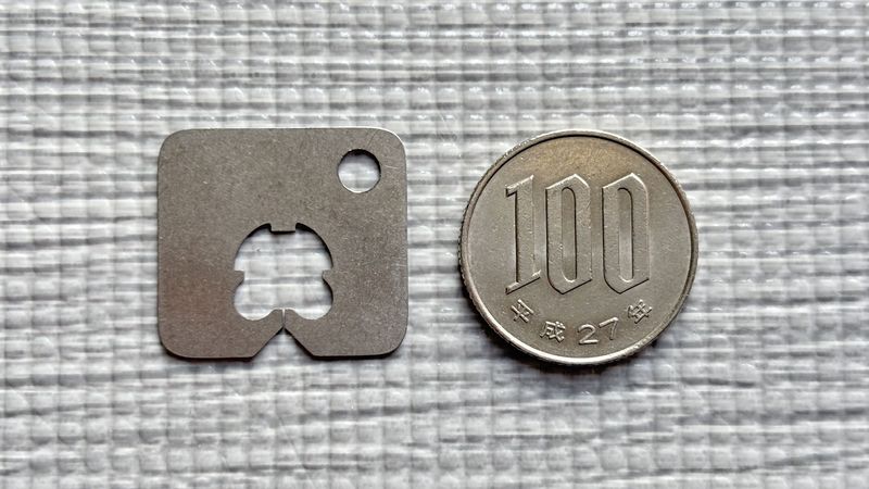 100円玉と大きさを比べたチタンクリップ